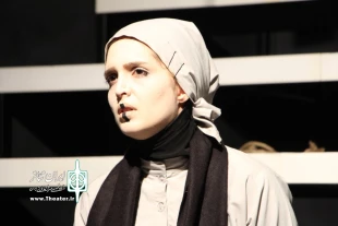 دومین روز از سی و یکمین جشنواره تئاتر استان زنجان با اجرای نمایش «خطی که به موازات دیگری هدر رفت» به کارگردانی نسرین نباتی آغاز شد. 6