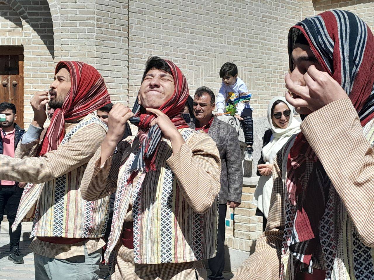 نمایش های «ارتولاما» و «تکم اویونی» در قالب مراسم نوروزگاه  1402 در مناطق گردشگری استان زنجان اجرا شد 15