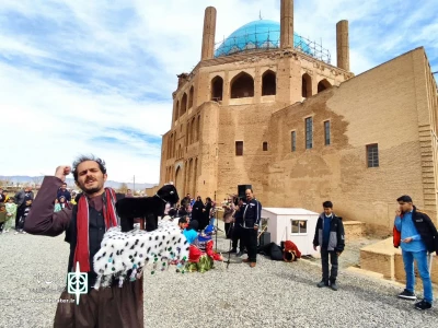 با هنرمندی هنرمندان گروه نمایشی پوپک

نمایش میدانی «نوروز گولی» در محوطه گنبد سلطانیه و رختشویخانه زنجان اجرا شد